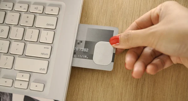 Insertar tarjeta de crédito dentro del ordenador portátil — Foto de Stock