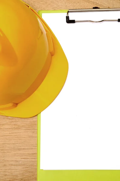 黄色头盔和剪贴板 — 图库照片