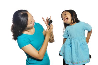 Anne ve kızı alarak kendi fotoğraf