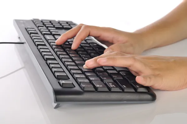Met de hand typen toetsenbord — Stockfoto