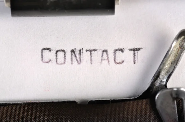 Contact getypt met oude schrijfmachine — Stockfoto