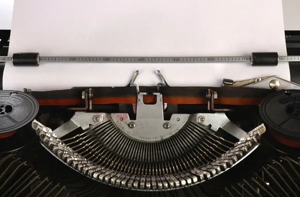 Máquina de escribir con una hoja de papel en blanco — Foto de Stock