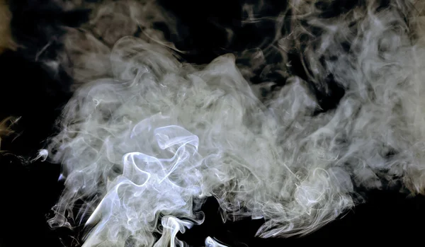 Humo abstracto sobre fondo negro. — Foto de Stock