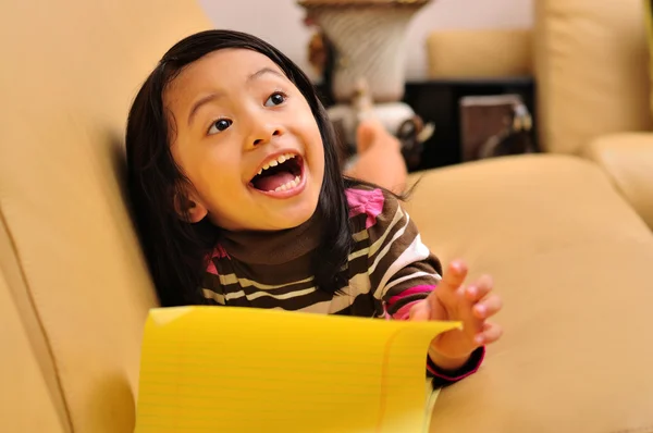 Pequeña niña escribiendo — Foto de Stock