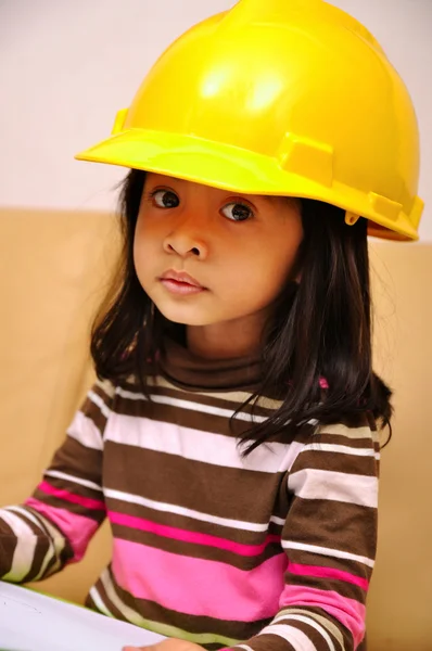 Bela ásia menina vestindo amarelo capacete — Fotografia de Stock