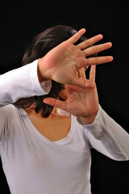 kadın yüzünü elleri ile kapak