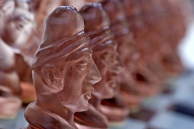 siyah satranç taşları oynamaya hazır