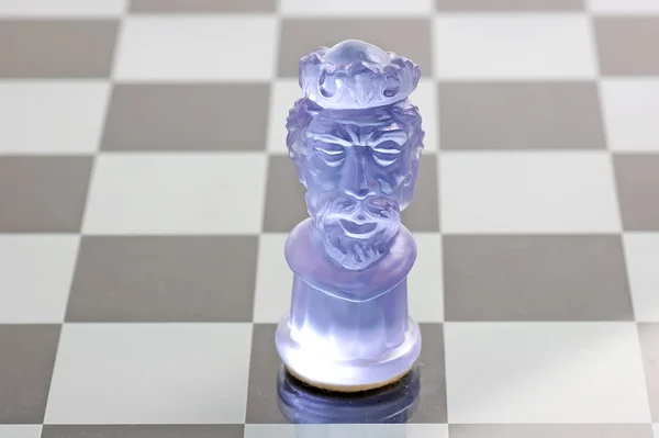 Vit kristall kung på glas schackbräde — Stockfoto