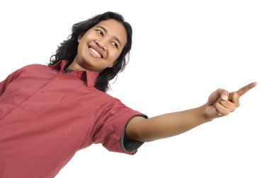 bir şey işaret eden uzun saçlı erkek