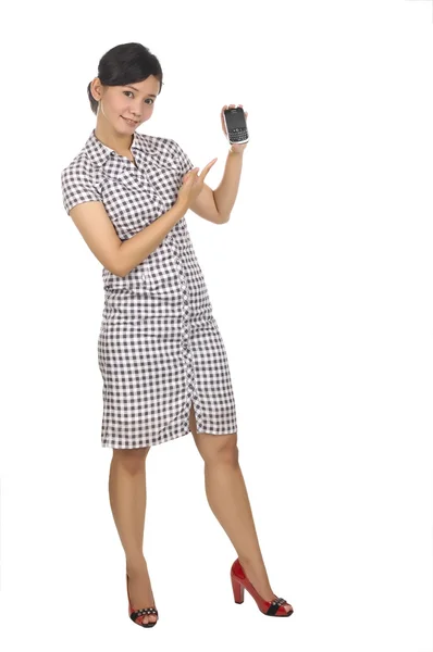 Portret całego ciała kobiety trzymając telefon — Zdjęcie stockowe