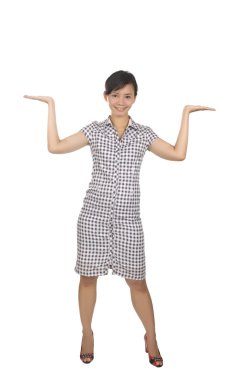 bir şey işaret eden kadın