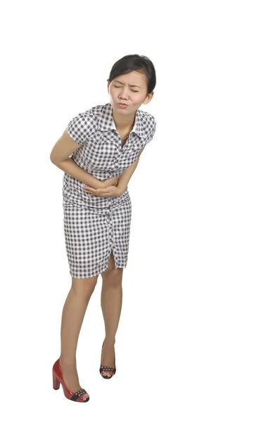 Mujer joven tiene dolor de estómago — Foto de Stock