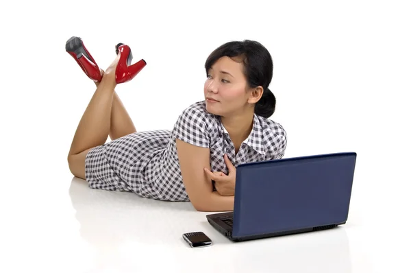 Vrouw. mobiel en laptop — Stockfoto