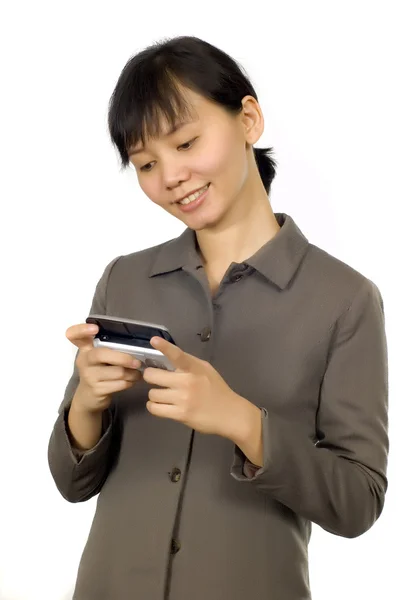 Mulher texto em seu celular e olhar feliz — Fotografia de Stock