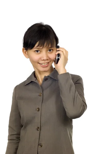 Kvinnan har samtal på sin mobiltelefon och ser glad — Stockfoto