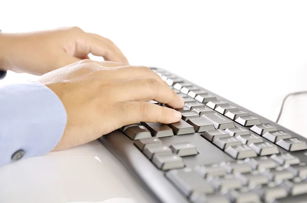 Handen typen op toetsenbord — Stockfoto