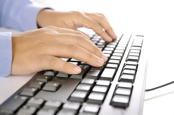 Mãos digitando no teclado — Fotografia de Stock