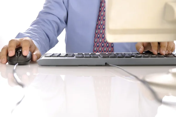 Mãos digitando no teclado — Fotografia de Stock