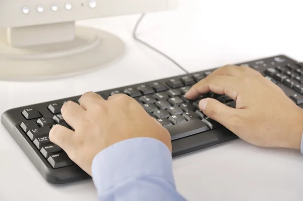 Mãos digitando no teclado — Fotografia de Stock