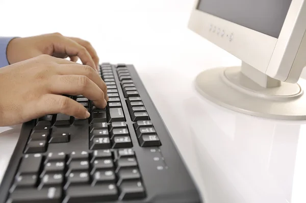 Mãos digitando no teclado — Fotografia de Stock