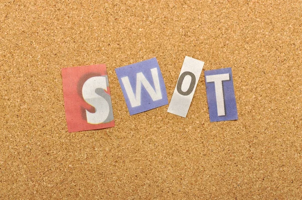 Palavra SWOT feita a partir de carta de jornal — Fotografia de Stock