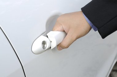 arabanın kapısını açarak