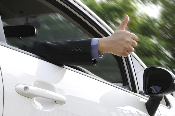 Braço masculino saindo do carro — Fotografia de Stock