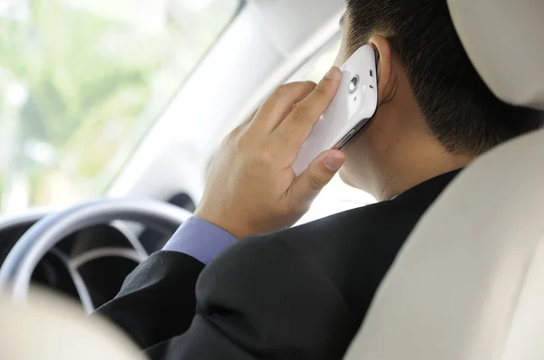 Homem usando celular durante a condução — Fotografia de Stock