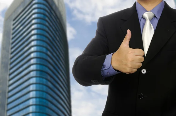 Homem de negócios mostrar polegar para cima — Fotografia de Stock