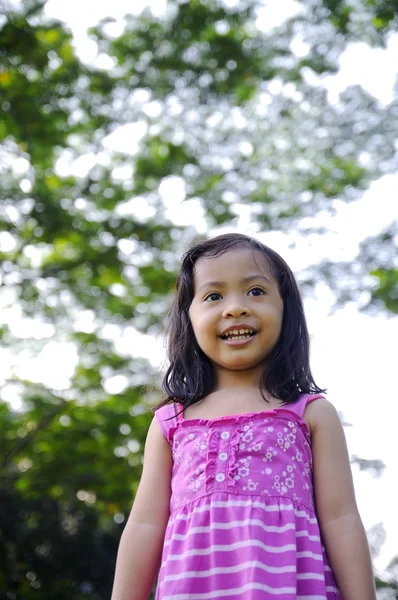 Nettes kleines Mädchen auf dem Park — Stockfoto