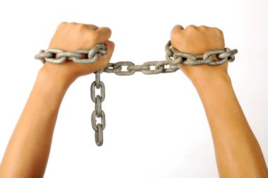 Adamın elleri zincirlerle bağlı