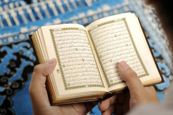 Mladý muž čtení svatého Koránu — Stock fotografie