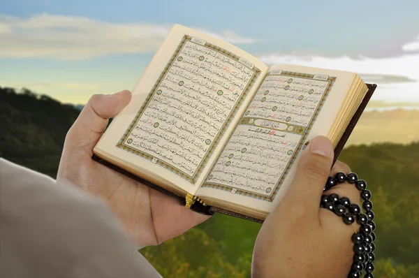 Jonge man lezen de heilige koran — Stockfoto