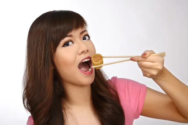 Mujer asiática comiendo comida japonesa —  Fotos de Stock