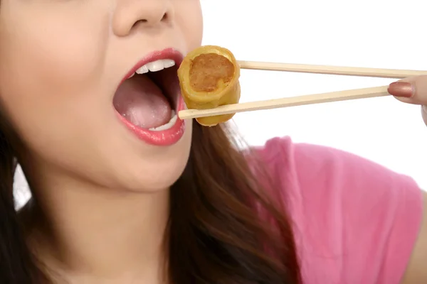 Азиатка, питающаяся японской едой — стоковое фото