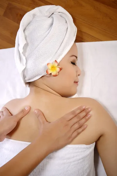 Asiatisk kvinna få massage på spa — Stockfoto