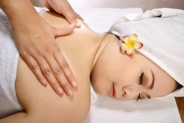 Asiático mujer obtener masaje en el spa — Foto de Stock