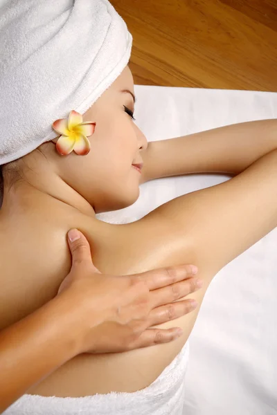 Asiatisk kvinna få massage på spa — Stockfoto