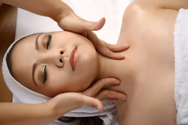 Asiático mujer obtener facial masaje — Foto de Stock