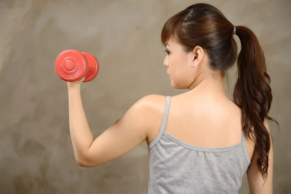 Ásia mulher segurando halteres e fitness — Fotografia de Stock