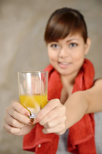 Mujer beber jugo de naranja después del ejercicio —  Fotos de Stock