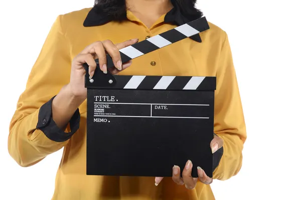 Mulher jovem segurando Clapperboard — Fotografia de Stock