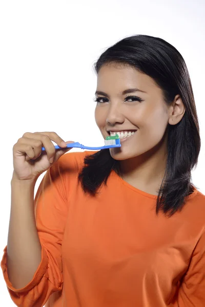Femme se brossant les dents — Photo