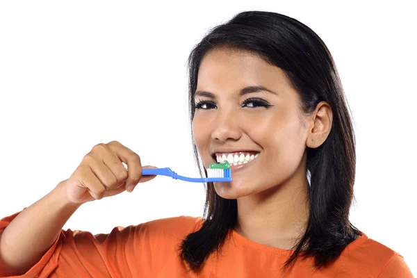 Kvinnan borstar tänderna — Stockfoto