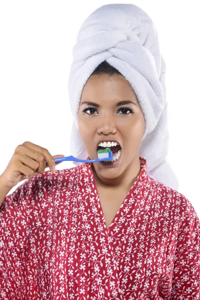 女人在刷牙 — 图库照片