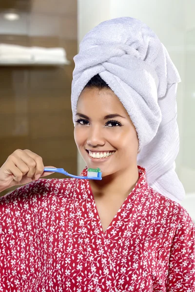 Mulher escovando os dentes — Fotografia de Stock