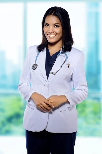 Portrett av den unge asiatiske legen – stockfoto