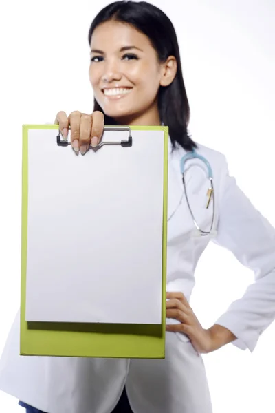 Jovem médico segurando prancheta — Fotografia de Stock