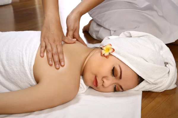 Asiatisk kvinna få massage på spa — Stockfoto