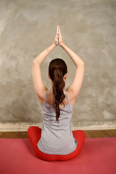 Aziatische vrouw doen yoga — Stockfoto